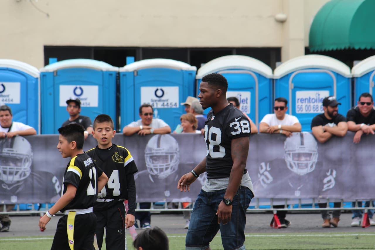 Te invitamos a disfrutar de las mejores imágenes de la visita de los Raiders al 'Coloso de Santa Ursula' promocionando el juego del próximo 21 de noviembre ante los Houston Texans.