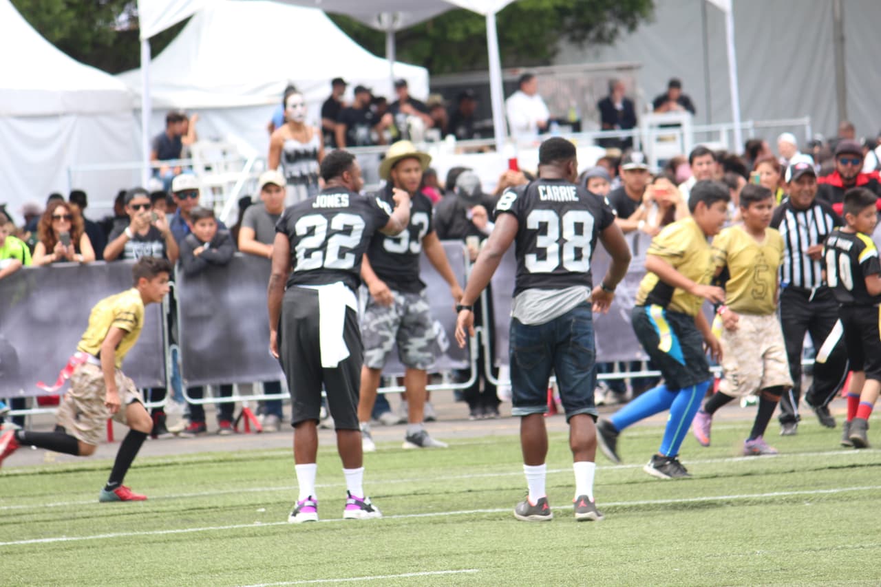 Te invitamos a disfrutar de las mejores imágenes de la visita de los Raiders al 'Coloso de Santa Ursula' promocionando el juego del próximo 21 de noviembre ante los Houston Texans.