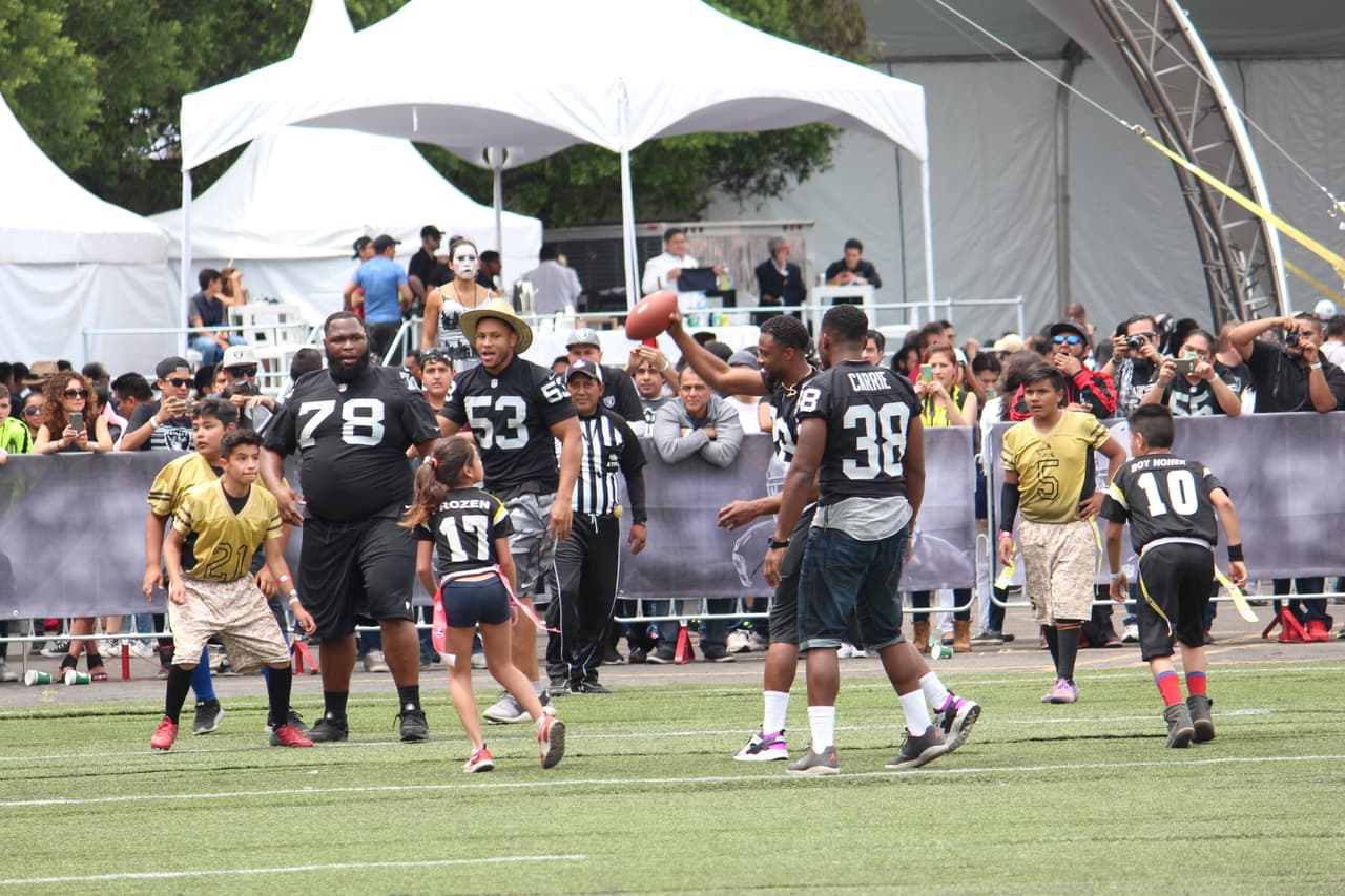 Te invitamos a disfrutar de las mejores imágenes de la visita de los Raiders al 'Coloso de Santa Ursula' promocionando el juego del próximo 21 de noviembre ante los Houston Texans.