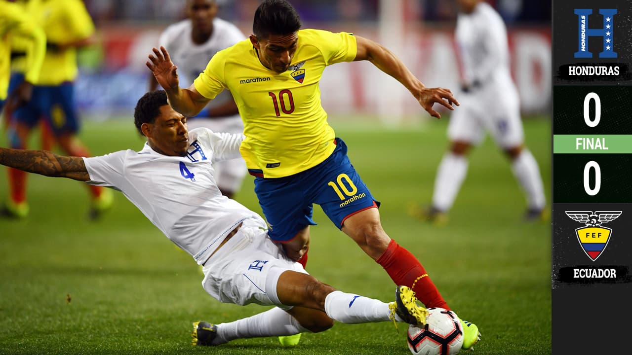 Henry Figueroa se tira una barrida ante Ángel Mena en el partido amistoso donde Ecuador y Honduras empataron 0-0 en la Red Bull Arena de New Jersey.
