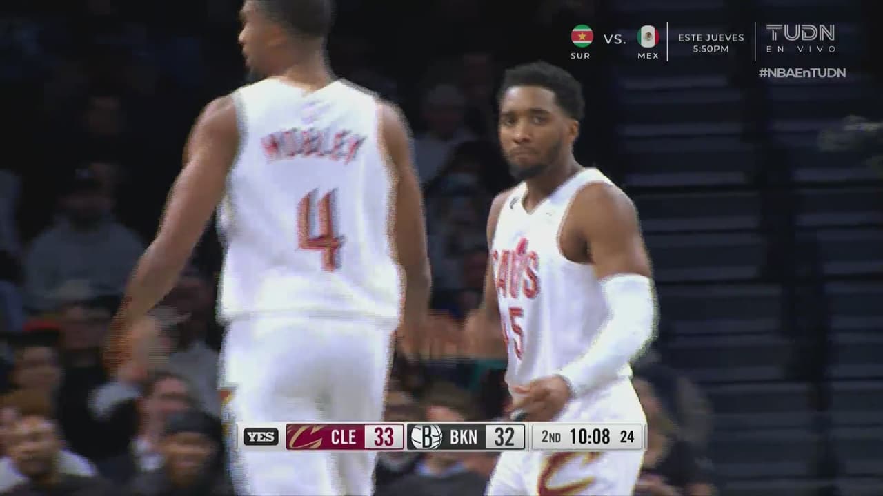 ¡En abrir y cerrar de ojos! Triple de Mitchell y Cavs le da la vuelta