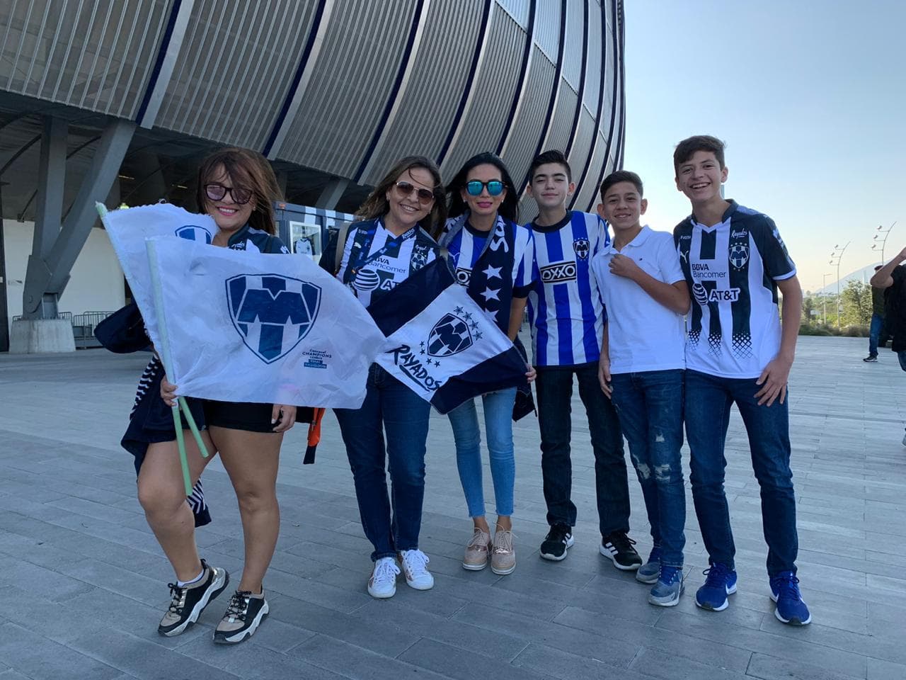Los aficionados comienzan a llegar al gigante de acero pero ver la final de vuelta entre Monterrey y Tigres.