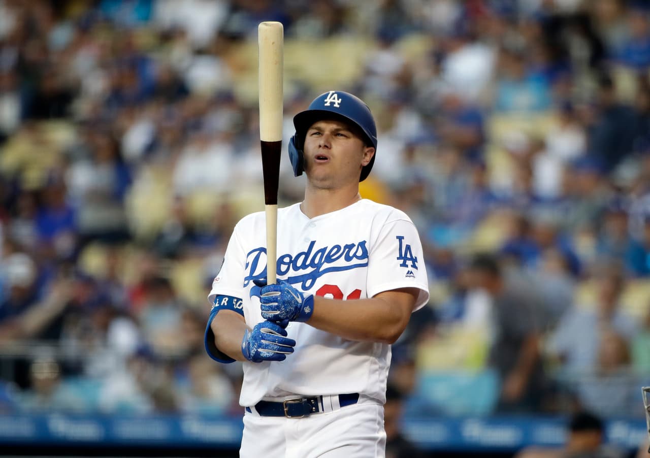 Por 
<b>Los Angeles Dodgers </b>está el outfielder 
<b>Joc Pederson</b> cuyas probabilidades de ganar el concurso son de 8-1. En la presente campaña suma 20 palos de vuelta entera, 107 en su carrera y el más largo este año registró 445 pies.