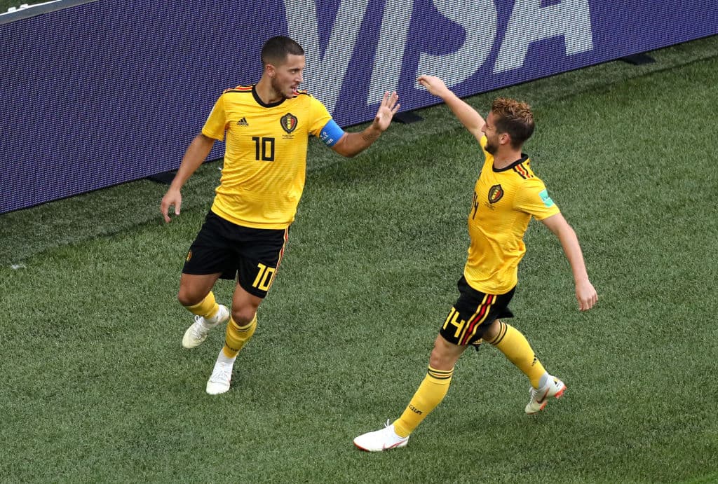 Hazard celebra con Dries Mertens (derecha) la consecución del segundo gol para Bélgica, definitivo para cerrar el marcador.