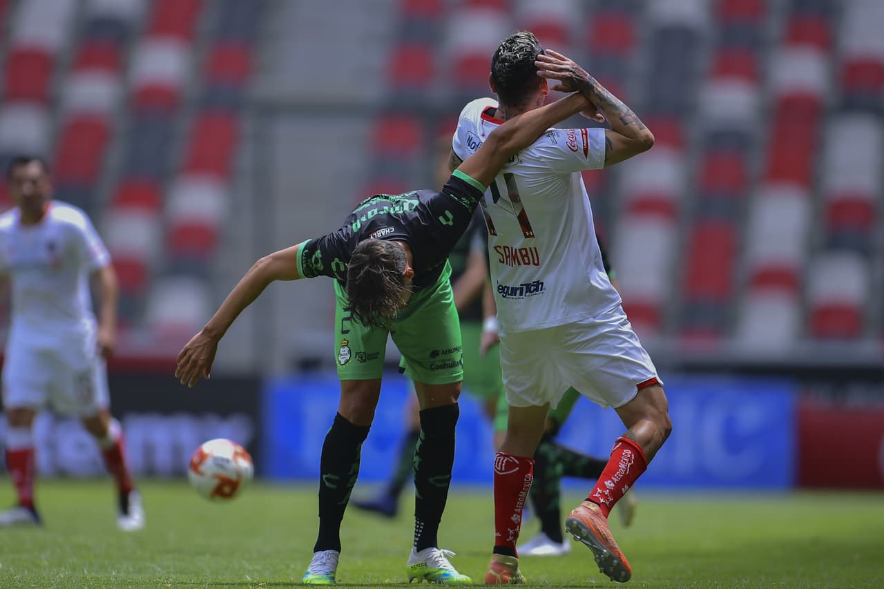 Gael Sandoval y Octavio Rivero se encargaron de darle la victoria a su equipo en el infierno; los de casa anotaron un tanto al minuto 92. Santos vence a Toluca en la Jornada 11 del Torneo Guard1anes de la Liga MX.