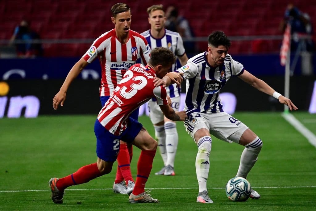 Waldo Rubio es presionado por Kieran Trippier, el español logra aguantar el balón y consigue la falta.