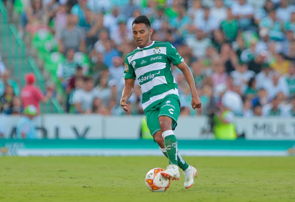 Mediocampistas de contención: José Juan Vázquez (Santos)