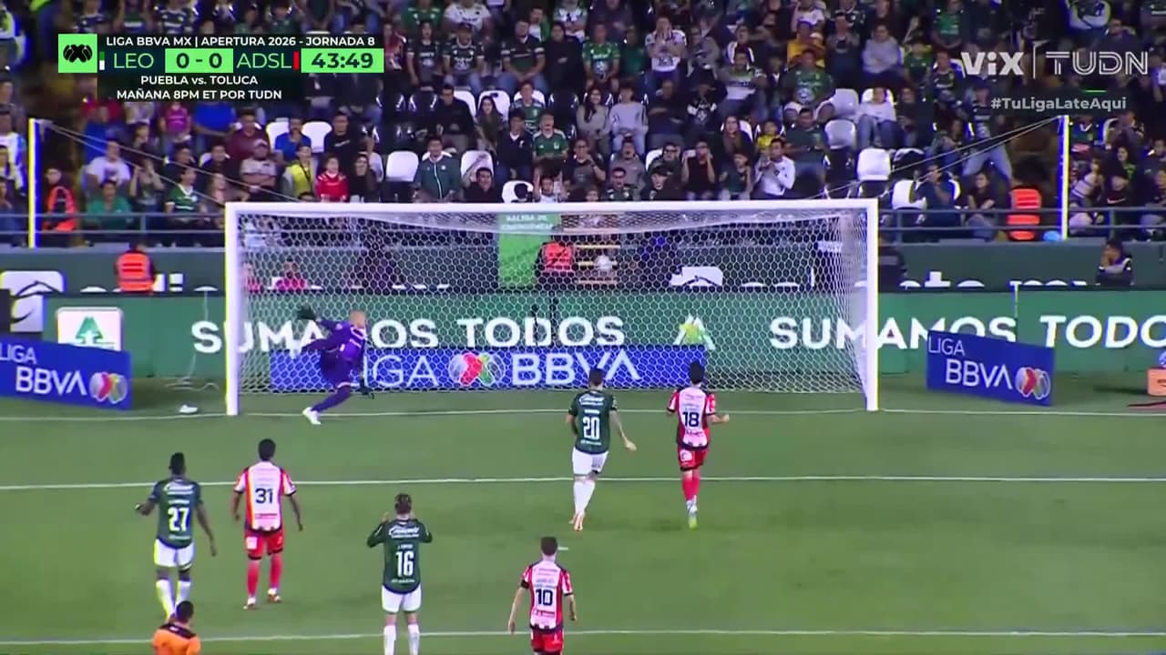 Nos ponemos de pie ante la tremenda atajada de Lajud, otra vez salva su portería