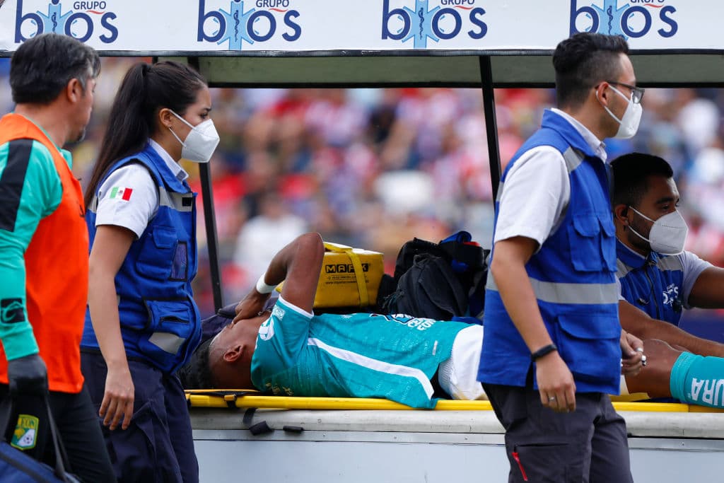 En un choque con muchas ocasiones, León, en el tiempo de reposición, se llevó el triunfo 1-2 en casa del Atlético San Luis, equipo descontó con un gol en contra de Byron Castillo.
<br>