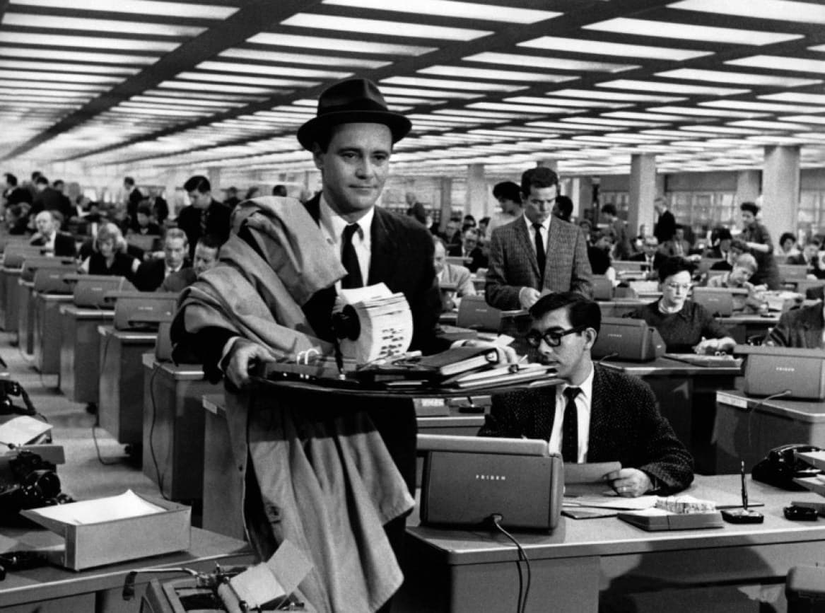 The Apartment - C.C. Baxter (Jack Lemmon) es un modesto pero ambicioso empleado de una compañía de seguros de Manhattan. Está soltero y vive solo en un discreto apartamento que presta ocasionalmente a sus superiores para sus citas amorosas.