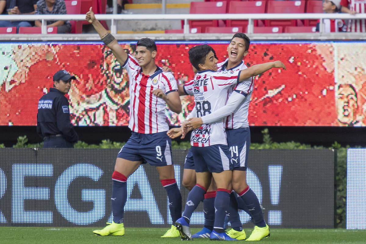 Chivas tomó ventaja rápidamente con gol de Ángel Zaldivar (derecha) apenas a los cinco minutos de juego.