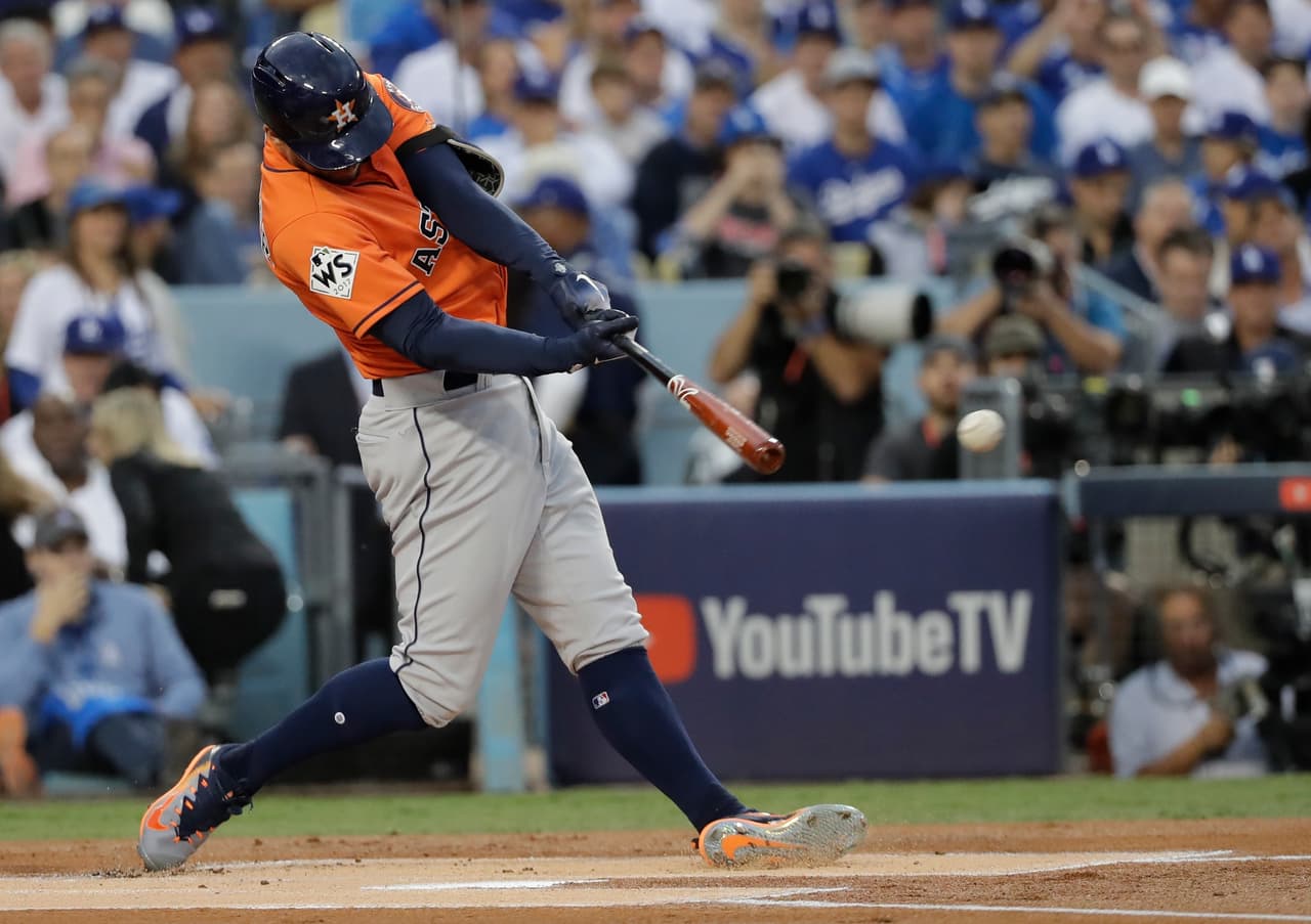 George Springer fue el primer hombre al bat y conectó un imparable para llegar a segunda.