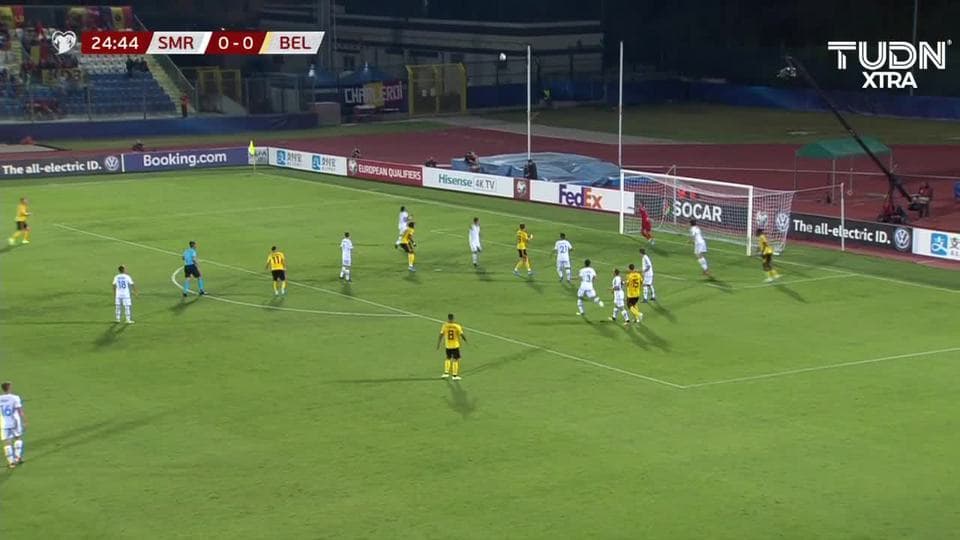 Tiro desviado de Adnan Januzaj