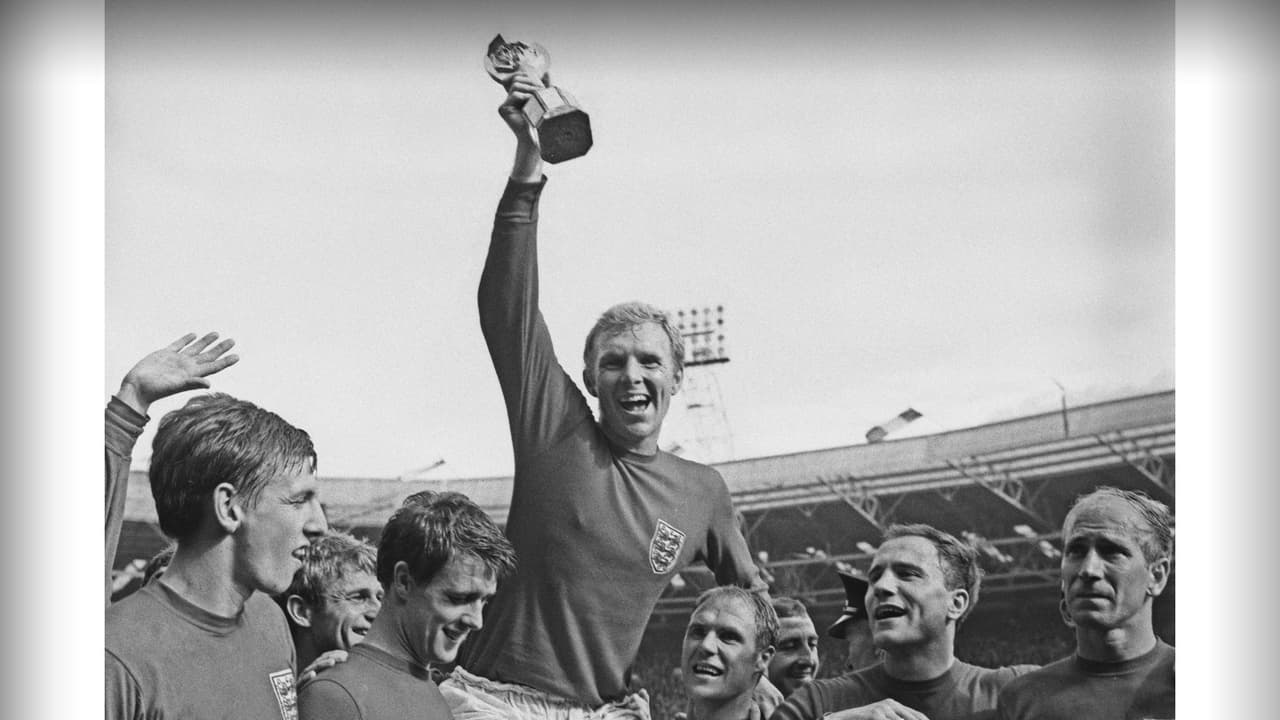 El capitán de Inglaterra, Bobby Moore, sostiene el trofeo Jules Rimet.