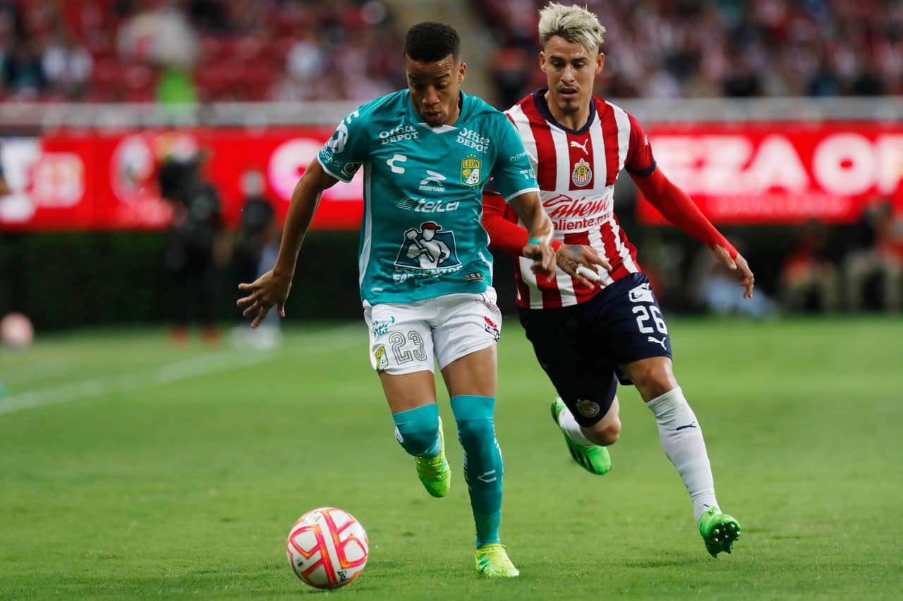 Chivas sigue sin ganar en el Apertura 2022 y ahora fue víctima de un arbitraje muy polémico y con el VAR que de poco ayudó a un partido que terminó con 10 hombres y ante un León que tampoco supo competir en los últimos minutos.