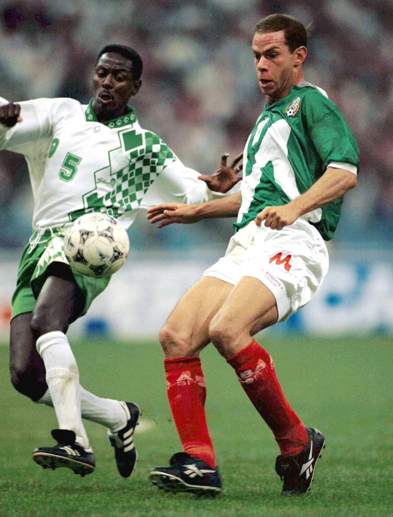 En su debut, la selección mexicana venció 2-0 a Arabia Saudita con un doblete de Luis García y gran actuación de Luis Roberto Alves.