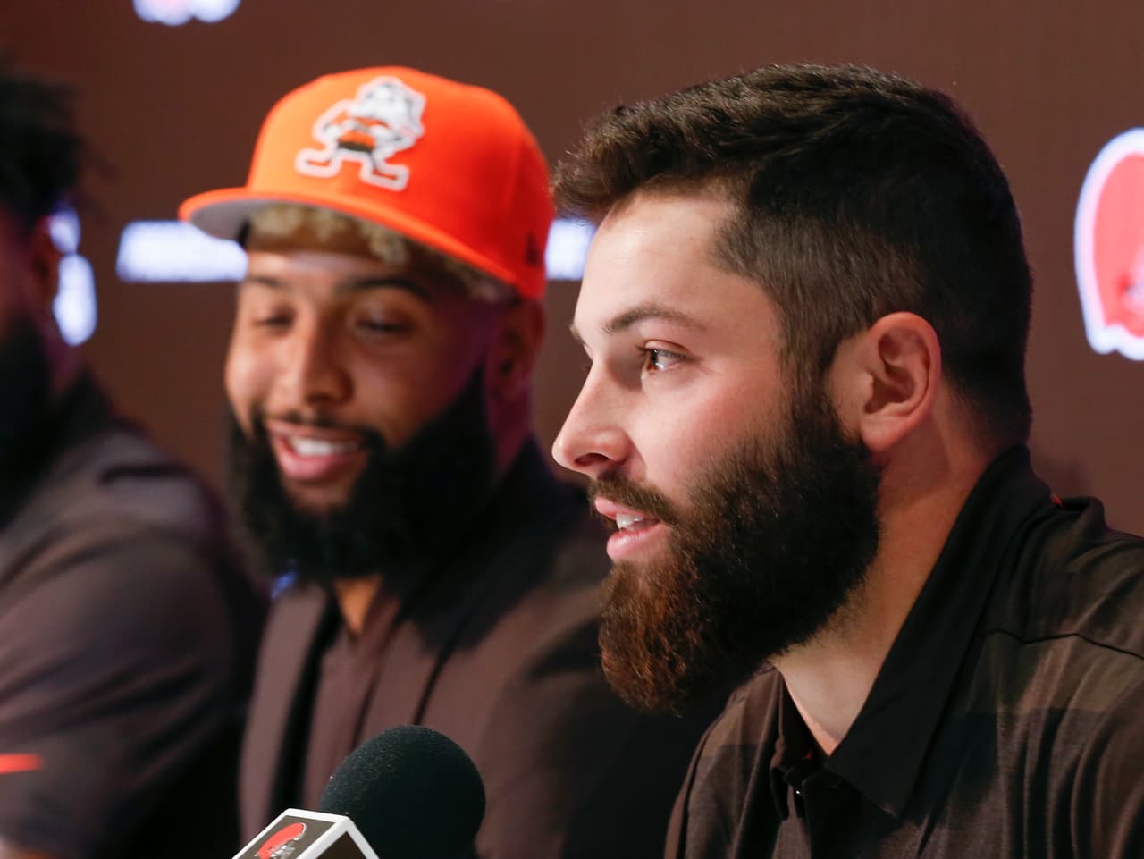 Baker Mayfield (der) tuvo una gran temporada de novato con los Browns en 2018, procedente de los Sooners de Oklahoma. Es una de las razones por las que empezó a acuñarse una actitud diferente en este equipo que incluso coqueteó por unas semanas con el boleto a los Playoffs.