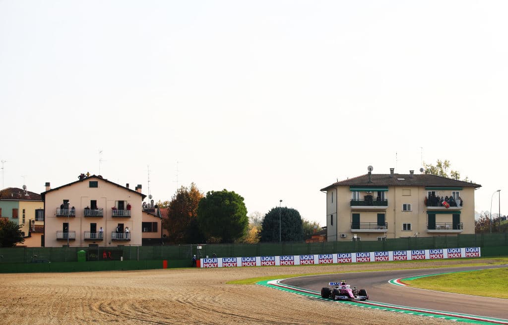 Bottas, Hamilton, Verstappen, Gasly, Ricciardo, Albon, Leclerc, Kvyat, Norris y Sainz, completan los primeros diez de la parrilla. Sergio Pérez iniciará como decimoprimero y su coequipero, Stroll, arrancará decimoquinto.