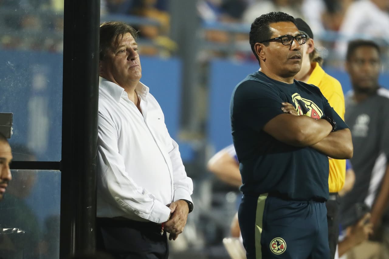 No fue la misma historia para Miguel Herrera, quien al término del partido, en una entrevista, no ocultó su molestia y volvió a señalar al arbitraje como un factor que influyó en el resultado y recalcó que a su equipo le faltan muchos jugadores.