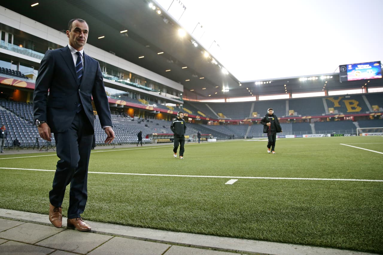 Martínez, que tendrá como segundo asistente a Thierry Henry, tiene la misión de no perder a un grupo de futbolistas de enorme calidad. En su primera convocatoria sólo llamó a cinco nuevos: Matz Sels, el mediocentro Steven Defour y los delanteros Kevin Mirallas y Thorgan Hazard. El resto, son los mismos que cayeron en cuartos de final de Francia ante Gales.