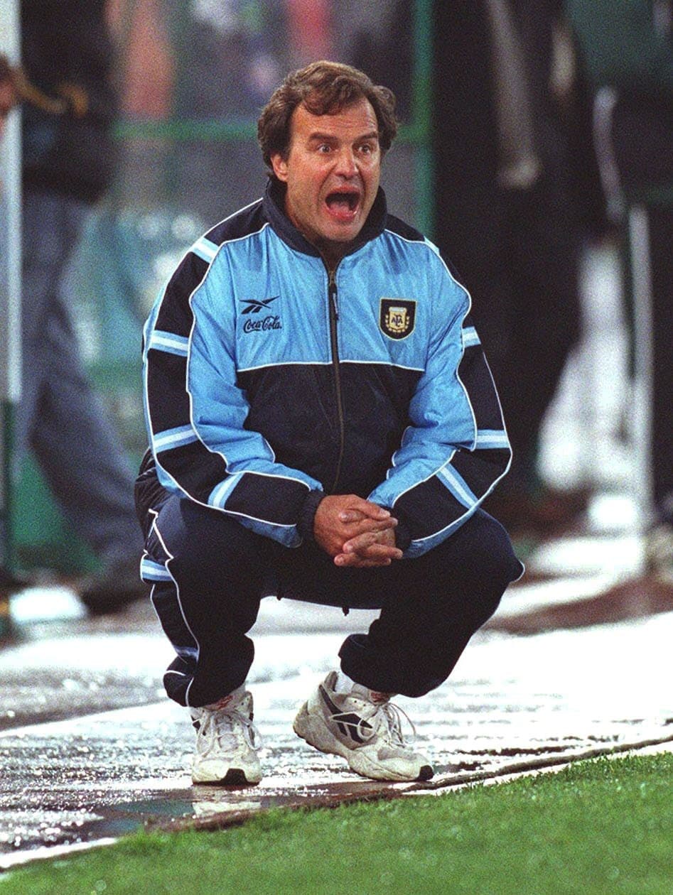 Dirigiendo la 'Celeste y Blanca', Bielsa fue elegido como Mejor Entrenador del Mundo en el año 2001. Llevó al equpio al Mundial de Corea y Japón 2002, del que salieron en primera ronda. Quedó subcampeón de la Copa América y campeón Olímpico en el año 2004, el mayor logro con su país.