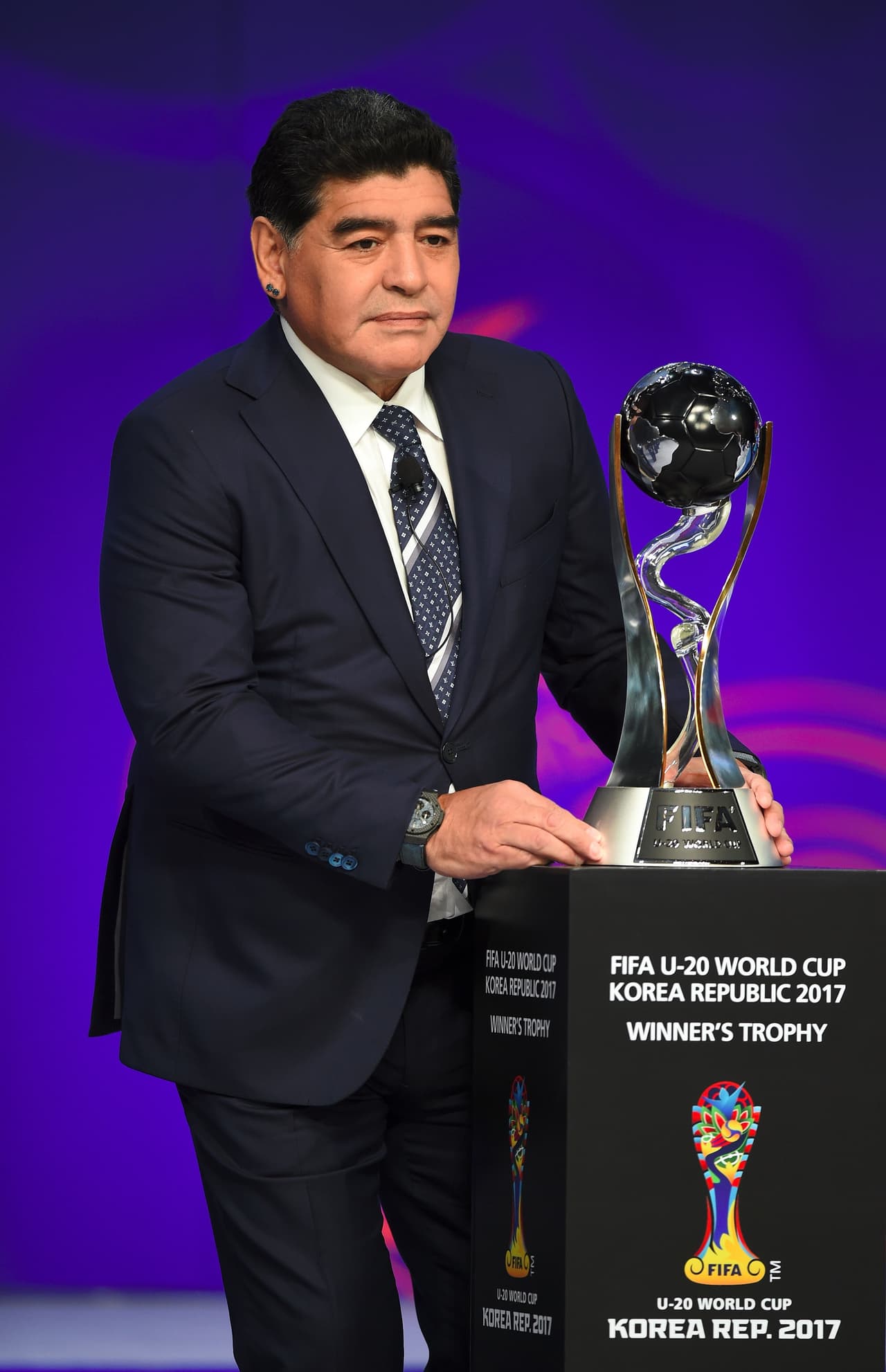 La superestrella del fútbol Mundial se dio el lujo de alzar el preciado trofeo y entregarlo a la organización de la República de Corea, anfitriones de la Copa del Mundo.