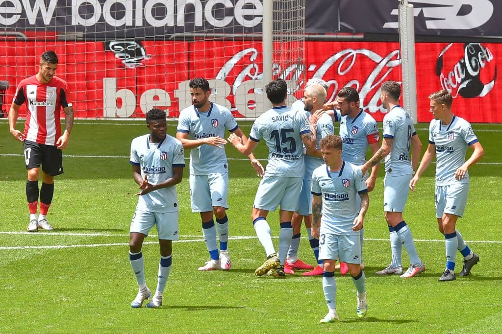 Diego Costa festeja con sus compañeros luego de empatar el encuentro con un buen gol.