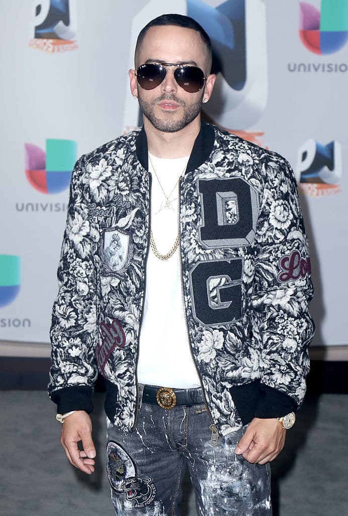 La canción tiene muchas frases con doble sentido en su interior, por lo que cada quién entenderá lo que su imaginación le permita.