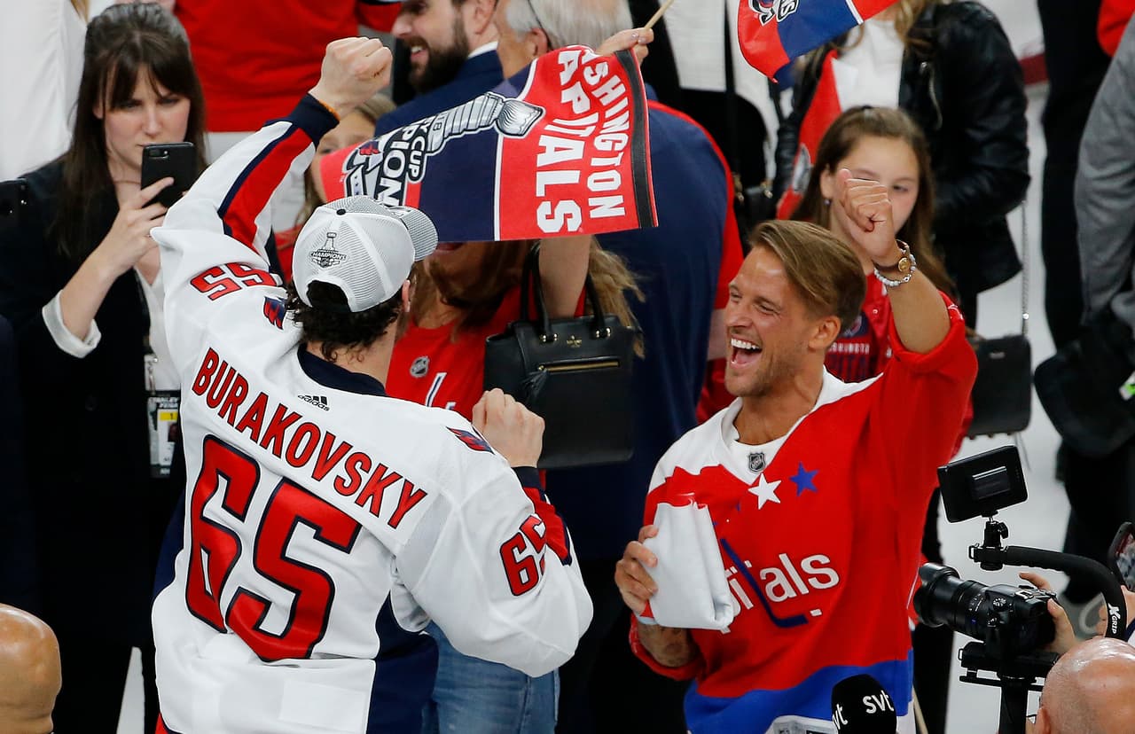 Los Washington Capitals vencieron por 3-4 a los Golden Knights en Las Vegas en el quinto juego de la Stanley Cup de Liga Nacional de Hockey sobre Hielo (NHL), que ganaron 4-1 al mejor de siete.