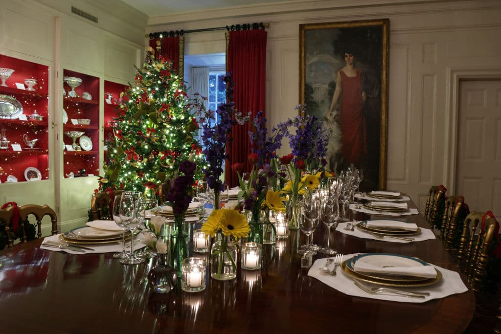 Decoraciones navideñas lucen en el Cuarto China de la Casa Blanca.