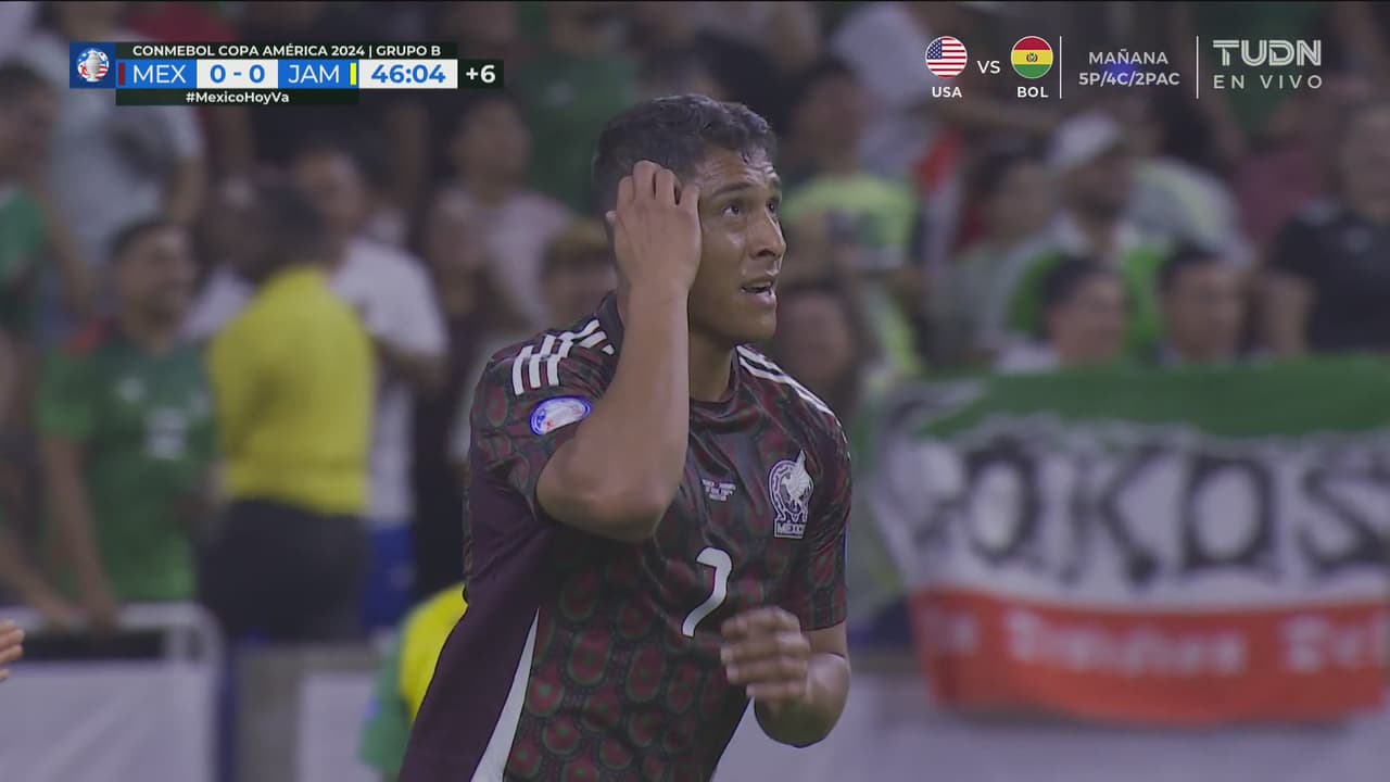 ¡Besó el poste! Romo le pegó con sutileza, pero se abrió el balón