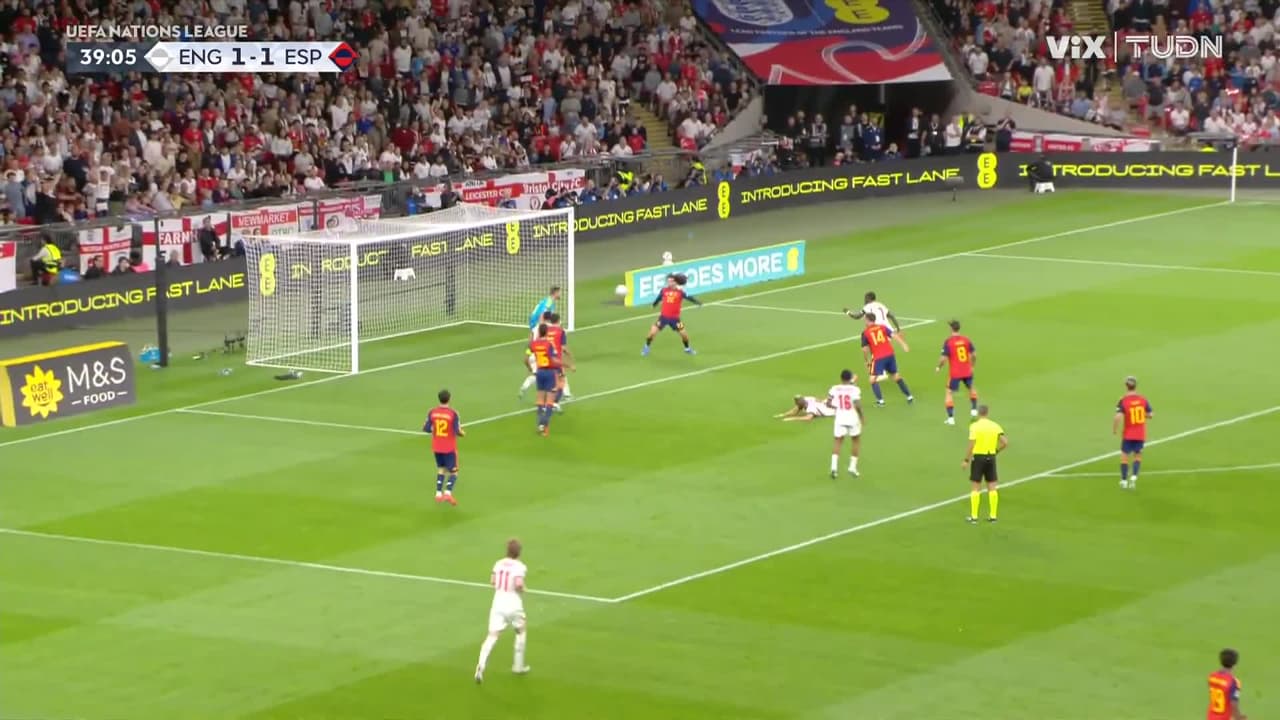 ¡Inglaterra le da la vuelta! Cucurella desvía el remate de Kane y cae el segundo