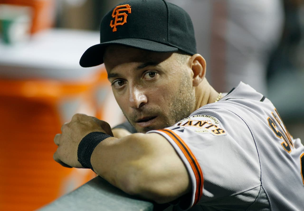 Gigantes recontratan a Scutaro para que termine su carrera