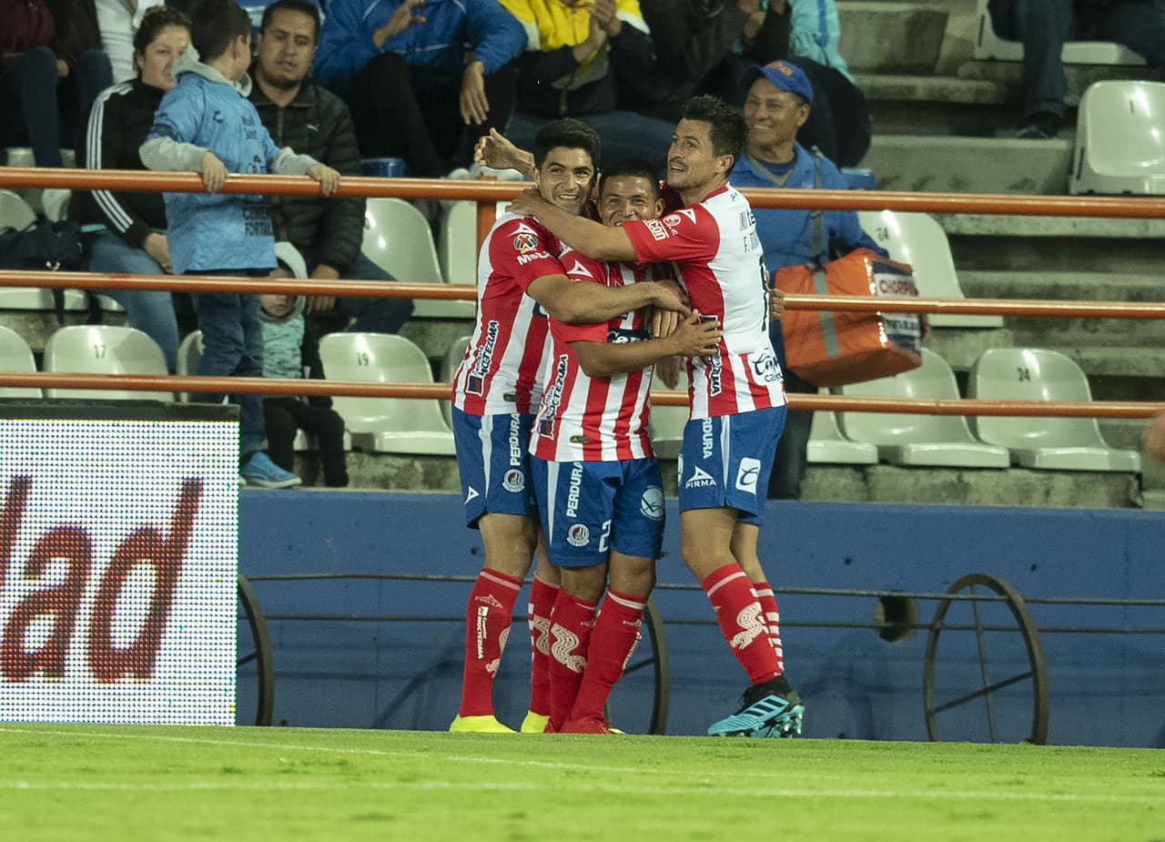 Juan Castro, quien entró de cambio al inicio del segundo tiempo, marca el primer gol del encuentro.