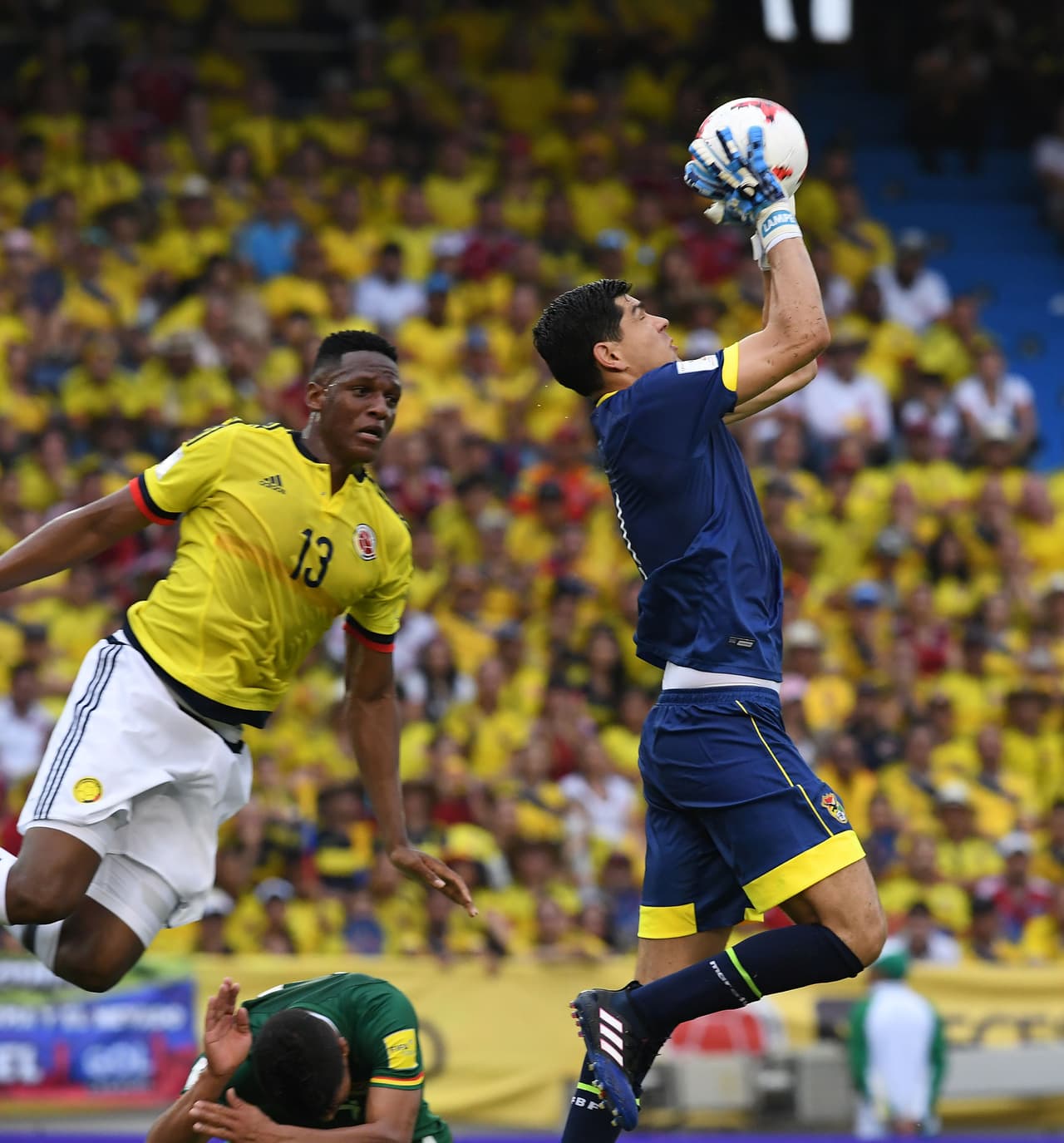 Bolivia's goalkeeper Carlos Lampe grabs the ball in front of Colombia's defender Yerry Mina during their 2018 FIFA World Cup qualifier football match in Barranquilla, on March 23, 2017. / AFP PHOTO / Luis Acosta (Photo credit should read LUIS ACOSTA/AFP/Getty Images)