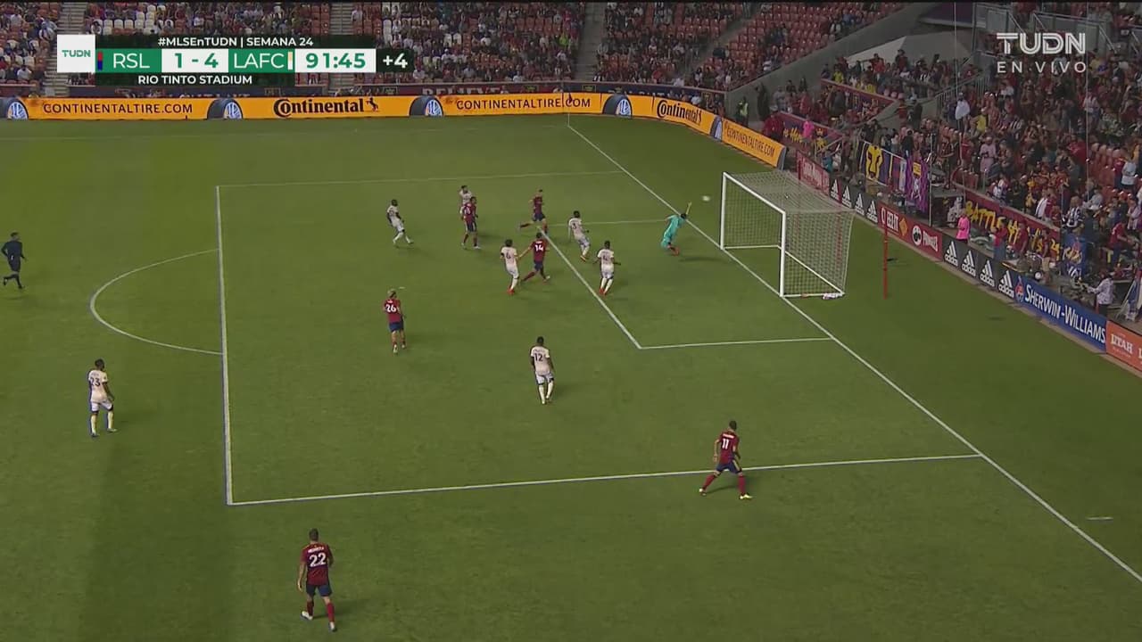 ¡El palo vuelve a salvar al LAFC! Córdova revienta el poste