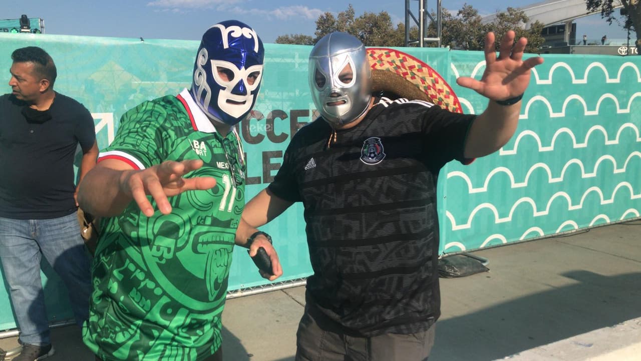Con máscaras y emoción, llegan los aficionados al Bank of California Stadium para difrutar de la batalla de titanes entre las estrellas de la MLS y de la Liga MX.