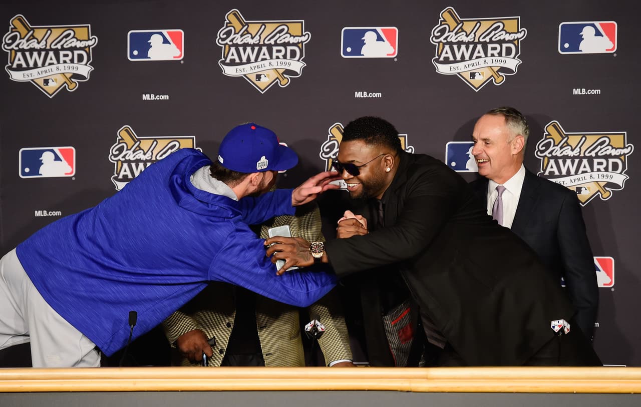 El abrazo de ambos jugadores premiados en una ceremonia en la que estuvieron acompañados por la leyenda Hank Aaron y el comisionado de la MLB, Rob Manfred.