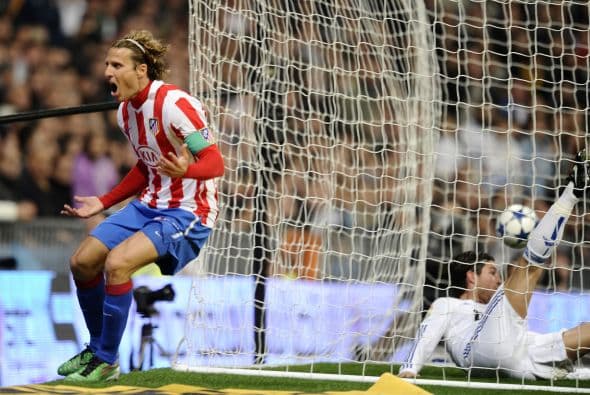 Esto porque se dio cuenta que Diego Forlán llegaba para mandar el balón al fondo de las redes.