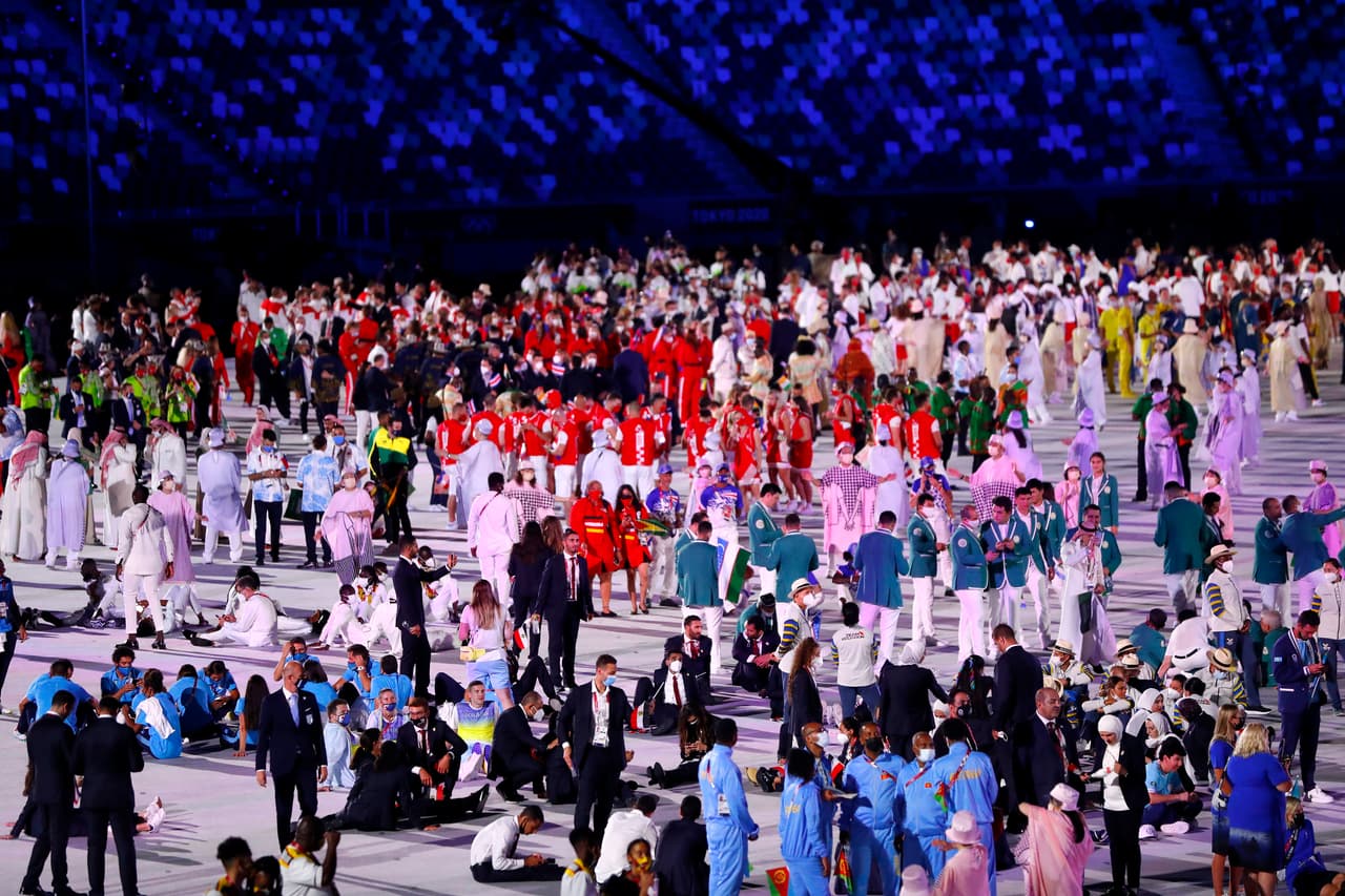 Los atletas poco a poco coparon la pista del estadio Olímpico de Tokyo.
