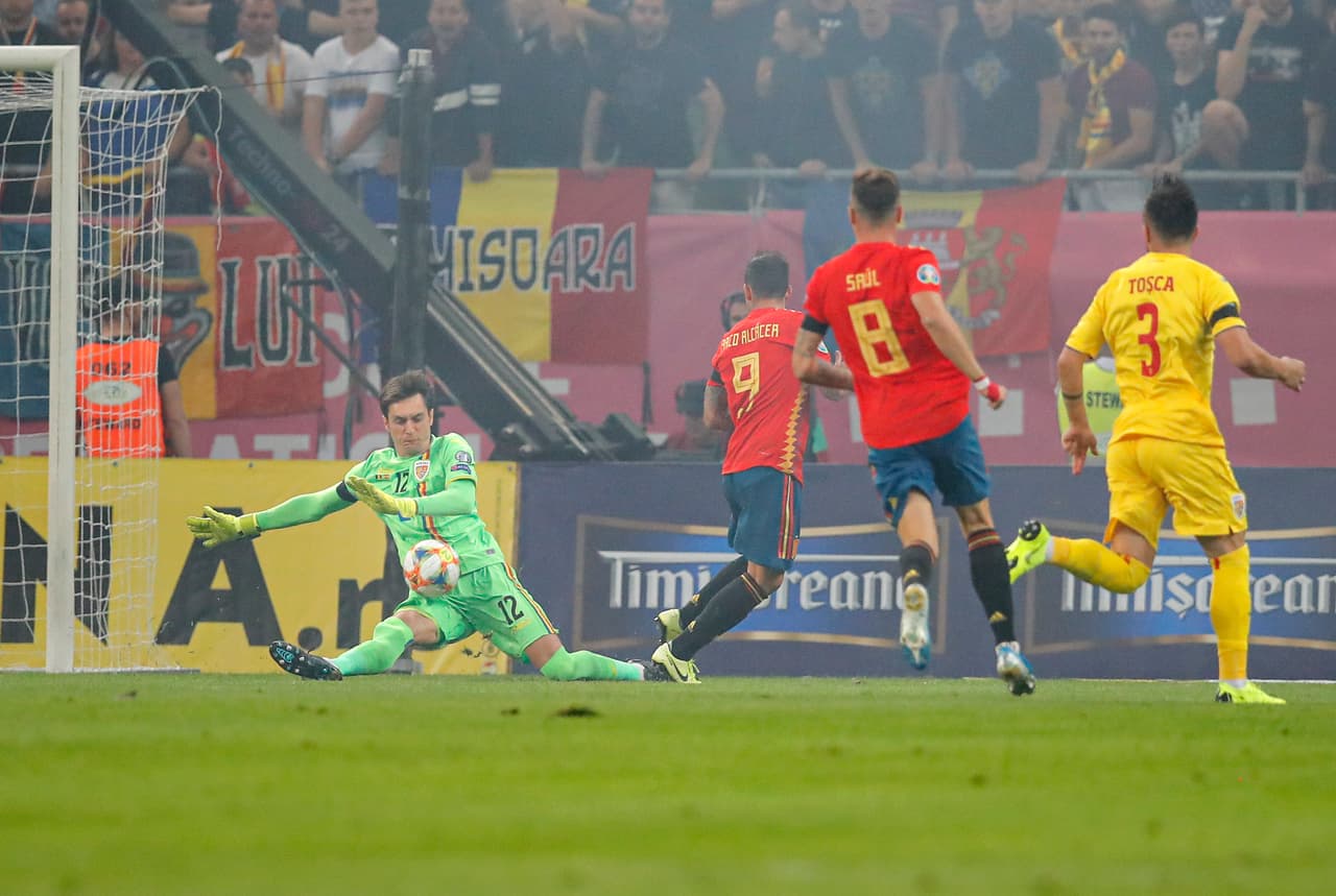 Disparo de Paco Alcácer desviado por Tătărușanu.