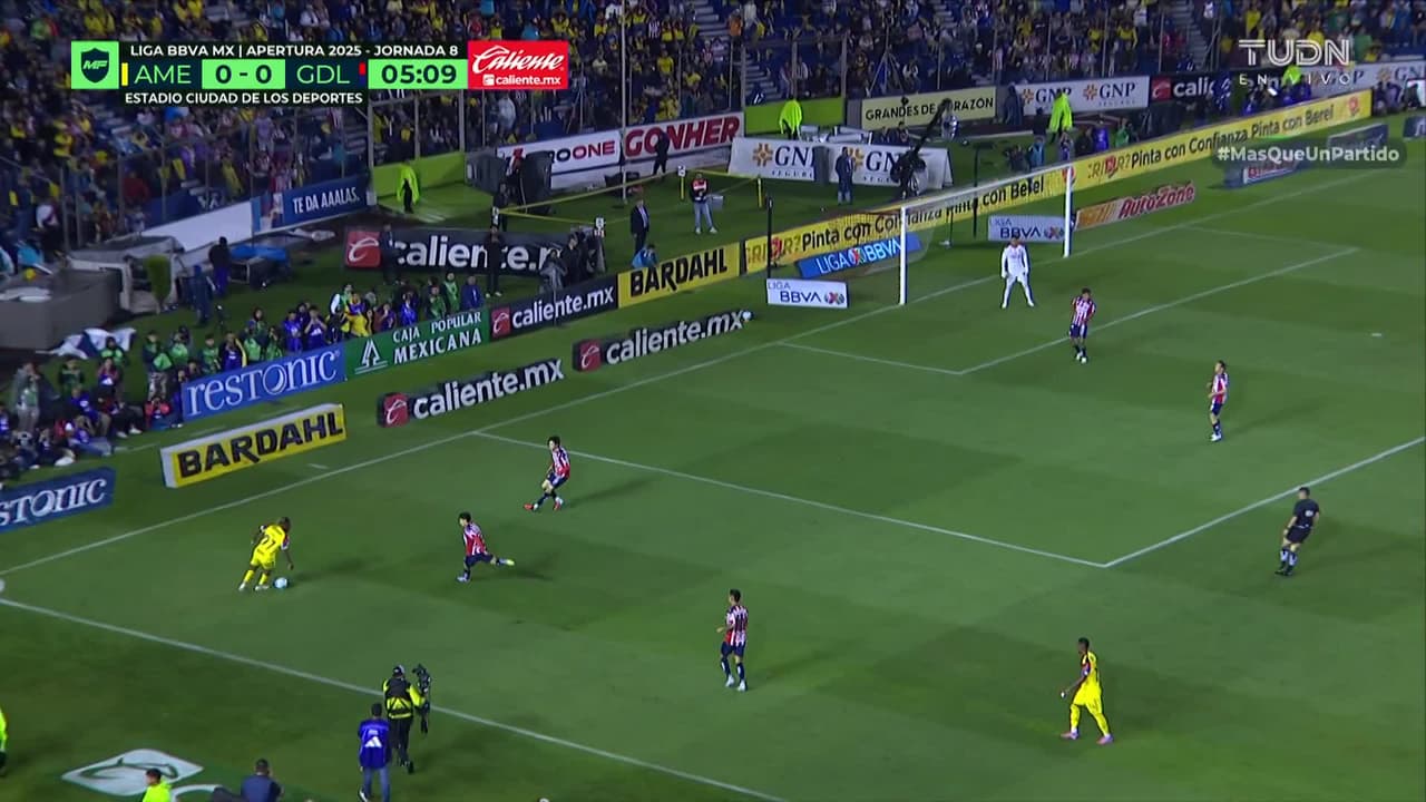 ¡Saint-Maximin se lleva a dos jugadores de Chivas!