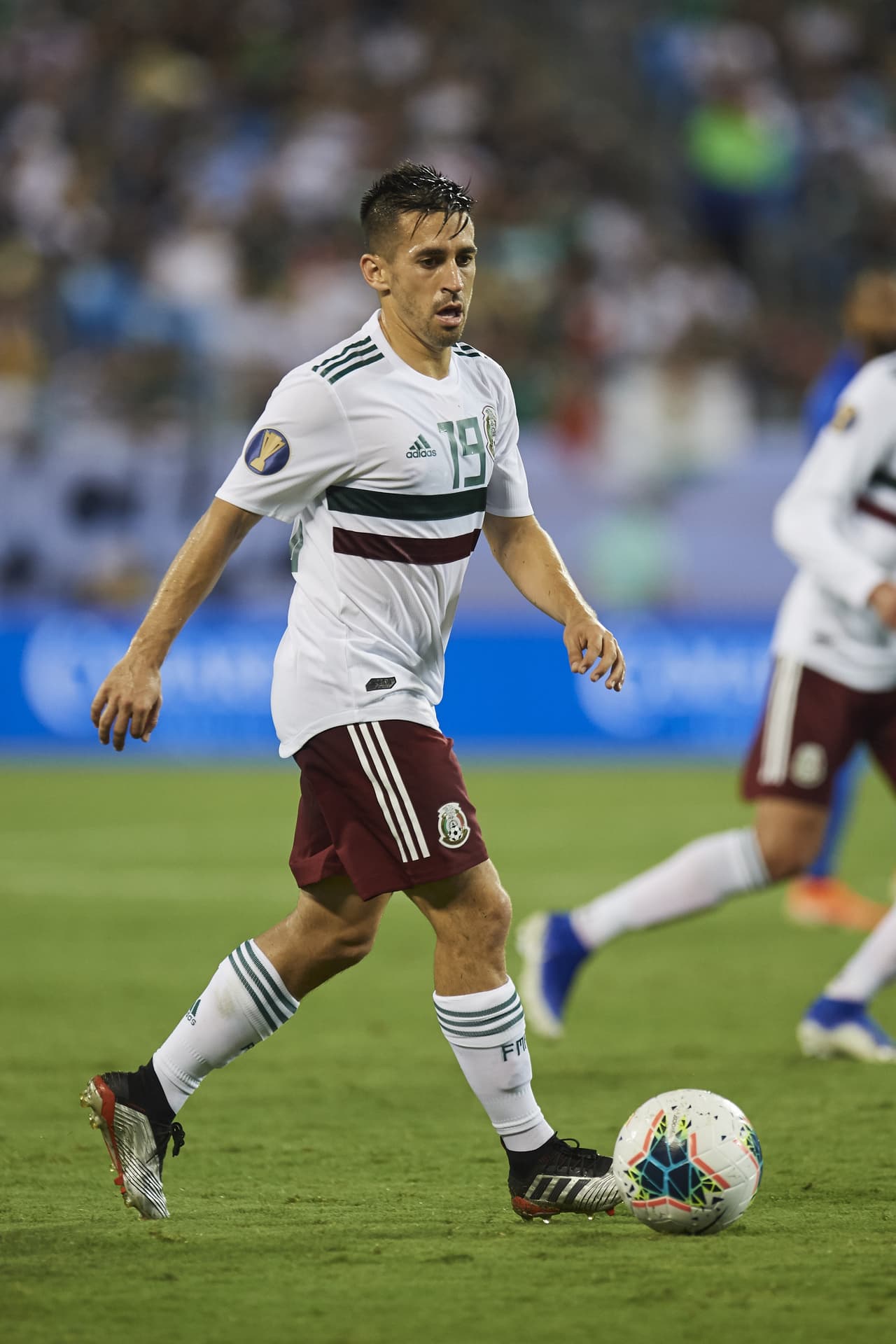 Fernando Navarro tuvo dos facetas en el partido. En el primer tiempo fue el encargado de dar faltas, de repartirle candela a los futbolistas martiniqueños. Se salva de hecho de ser amonestado