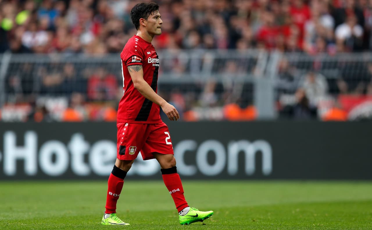 En el primer tiempo, las cosas no le salieron bien al visitante, en donde el volante chileno Charles Aranguiz abandonó la cancha al minuto 38. Con desventaja 2-0 se fueron al descanso ambas escuadras.