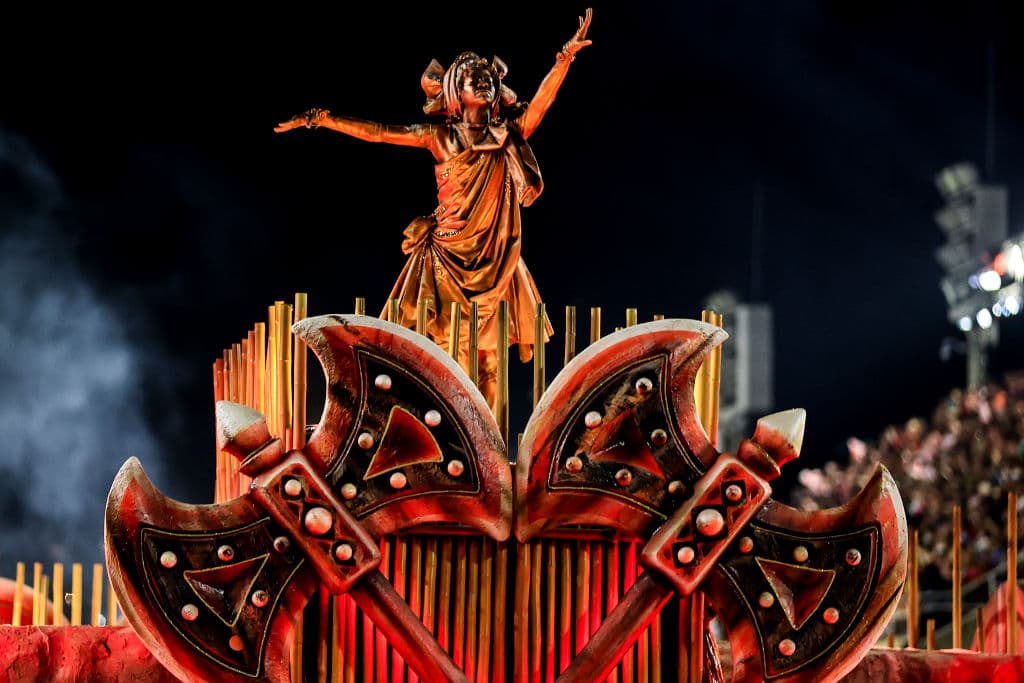 Las carrozas se engalanaron con referencias a las religiones afrobrasileñas y unos puños gigantes invitaban a la "resistencia". Un obelisco con la inscripción 'Racismo' fue derribado, desatando aplausos del público.