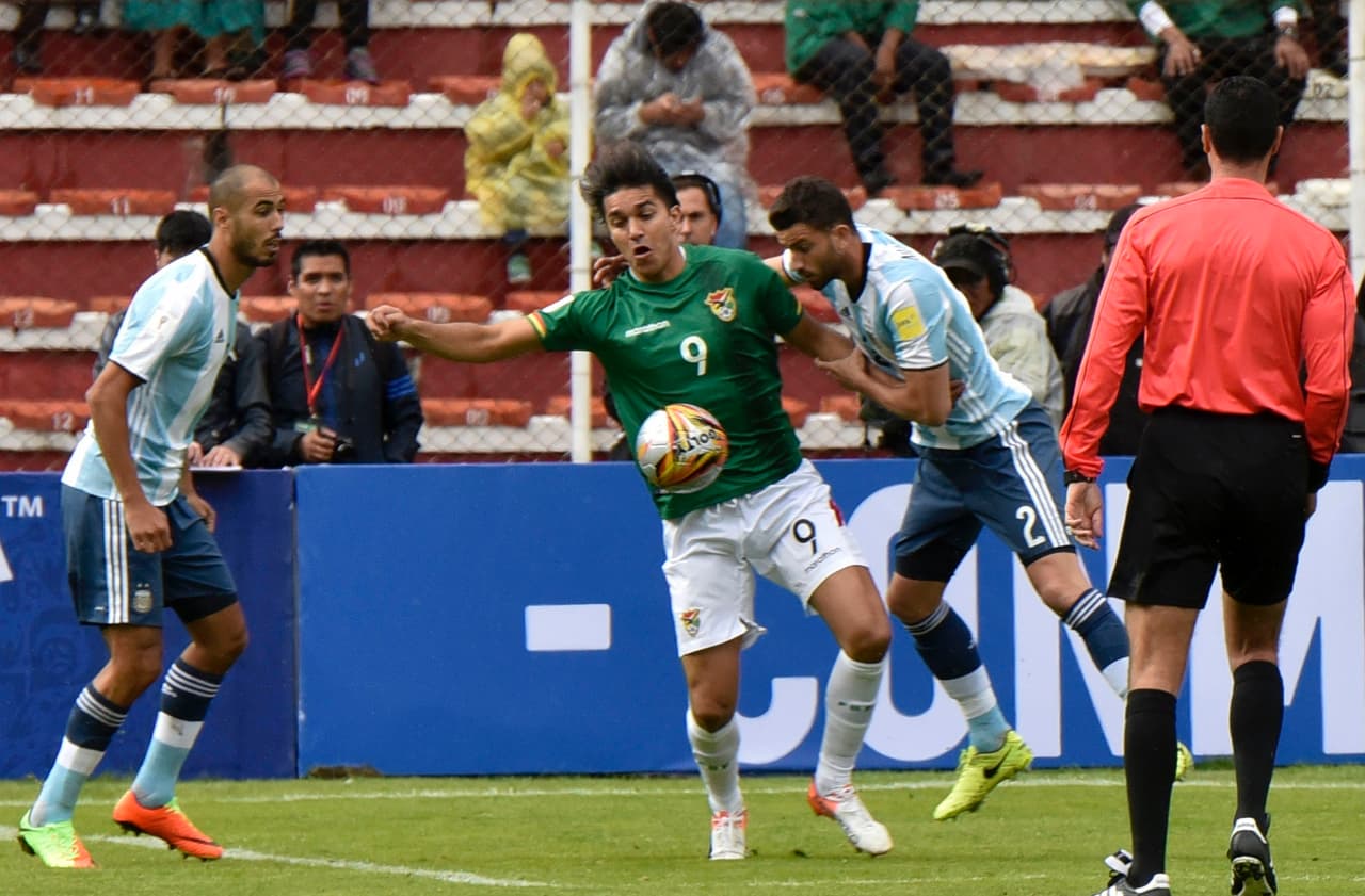 Marcelo Moreno Martins, quien en Barranquilla no tuvo mayor participación, incomodó a la defensa de Argentina. Mateo Musacchio intentaba quitarle la posesión del balón.