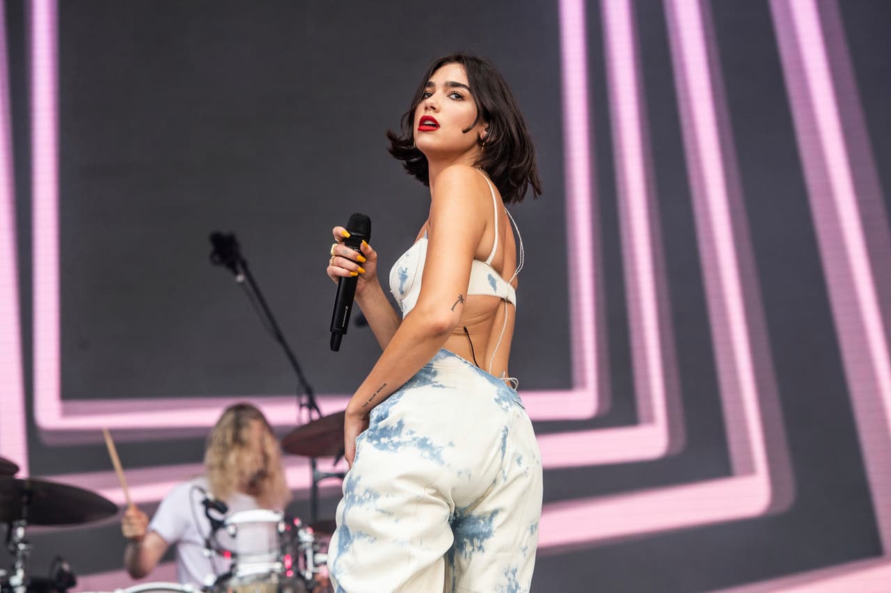 Así se ha presentado Dua Lipa durante su ascendente carrera musical.