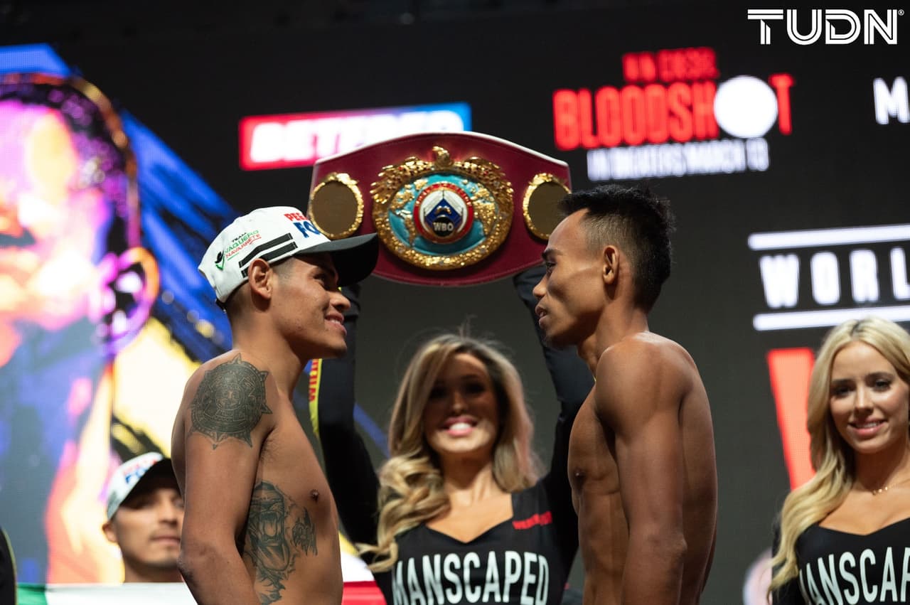 El mexicano ‘Vaquero’ Navarrete y Jeo Santisima cumplieron en la báscula al marcar 122 libras. El pleito es por el cetro mundial supergallo OMB del ‘Vaquero’.