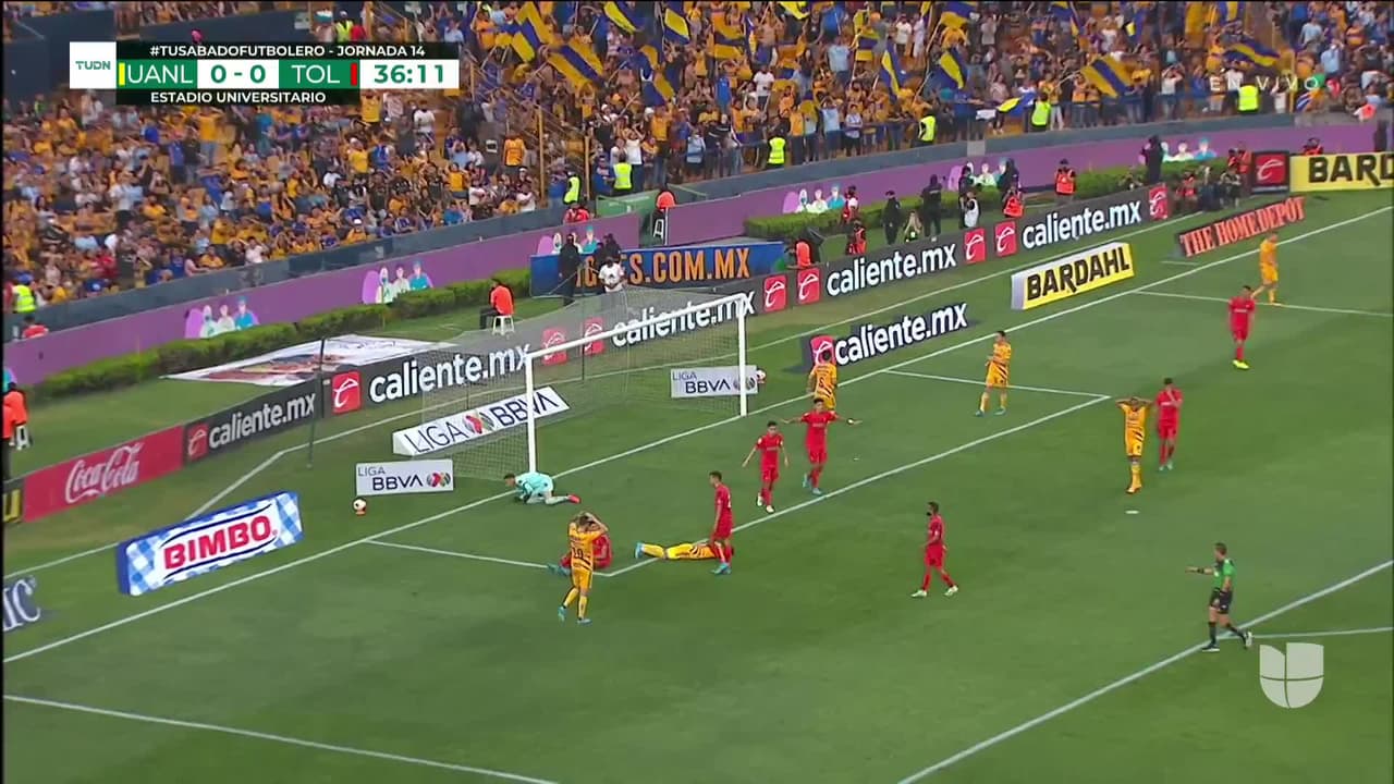 ¡CERCA! Sebastián Córdova disparó que se estrella en el poste.