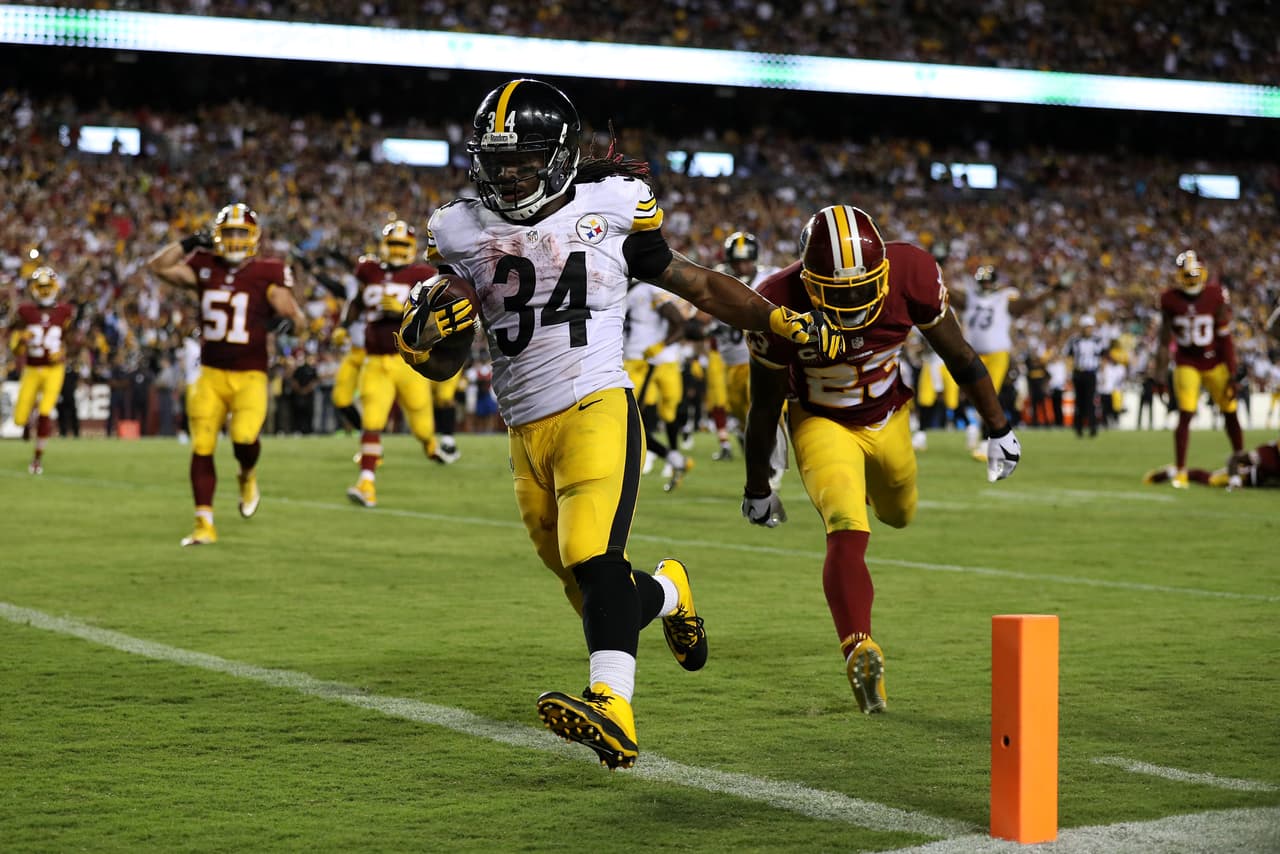 LANDOVER, MD - SEPTEMBER 12: Running back DeAngelo Williams #34 of the Pittsburgh Steelers scores a fourth quarter touchdown past strong safety DeAngelo Hall #23 of the Washington Redskins at FedExField on September 12, 2016 in Landover, Maryland. (Photo by Patrick Smith/Getty Images)